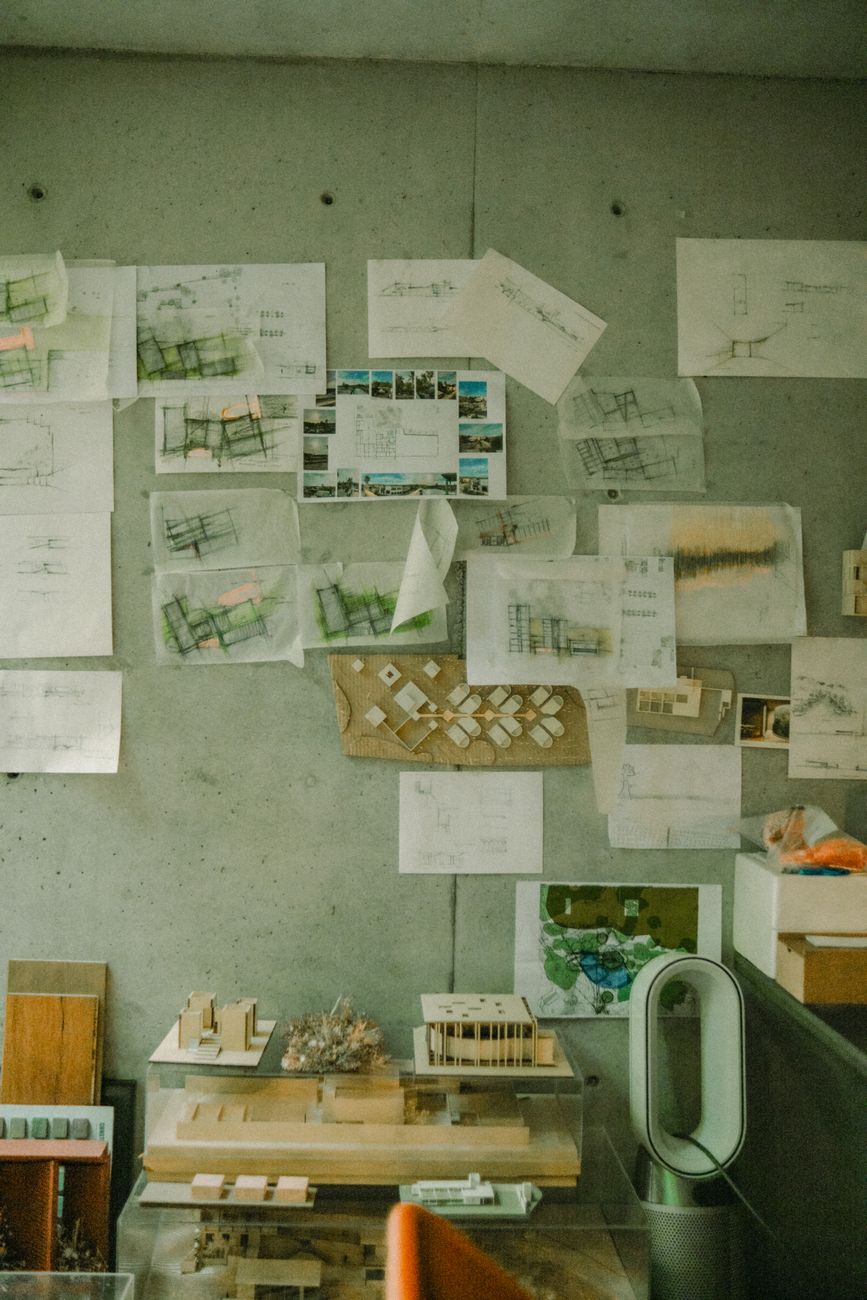 Table de travail de l'atelier, plans et maquettes