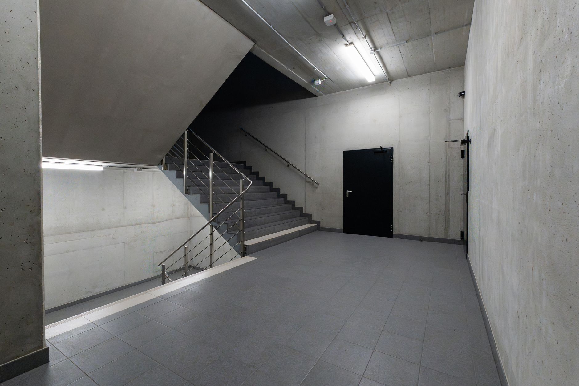 Intérieur béton et lumière zénithale