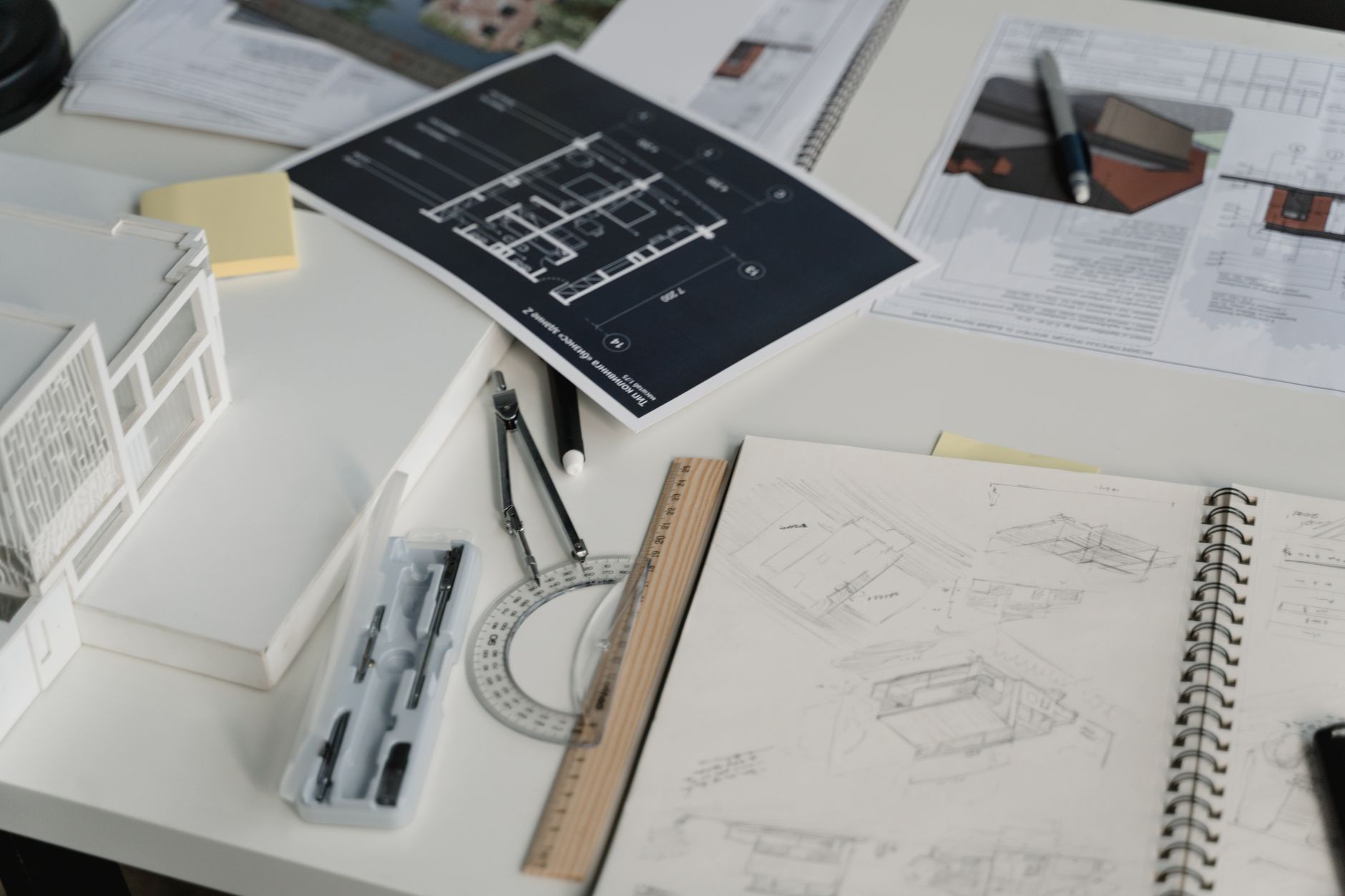 Plans et maquette d'étude sur l'établi