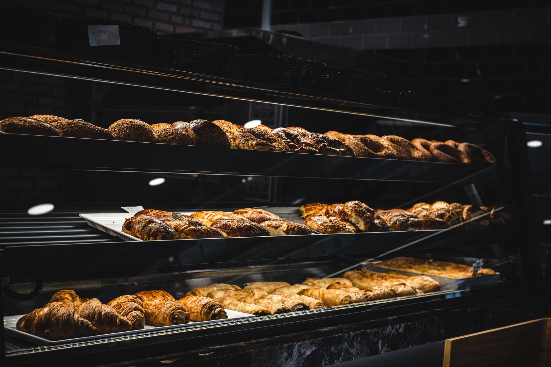 Viennoiseries pur beurre en vitrine