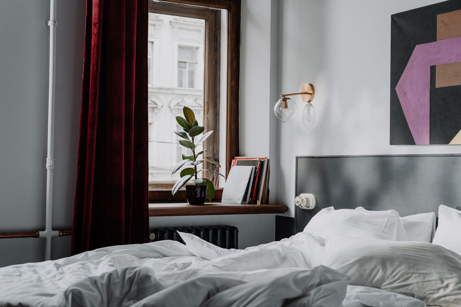 Chambre lumineuse, linge blanc