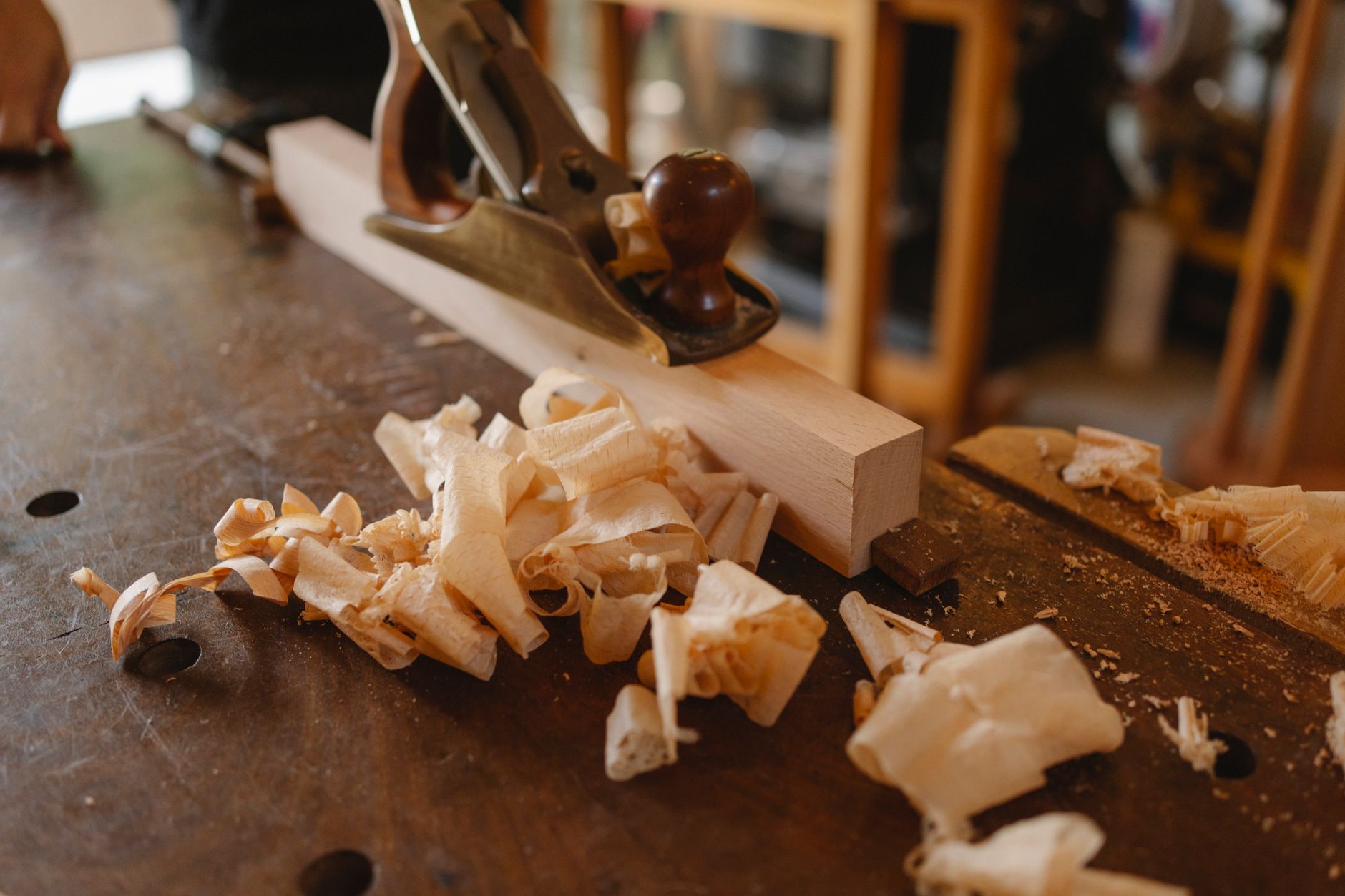 Rabotage d'une pièce en atelier, copeaux de bois