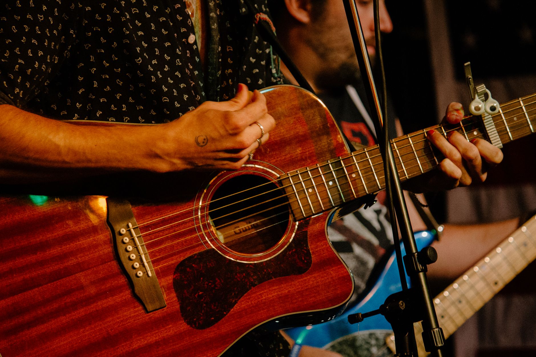 En concert, guitare