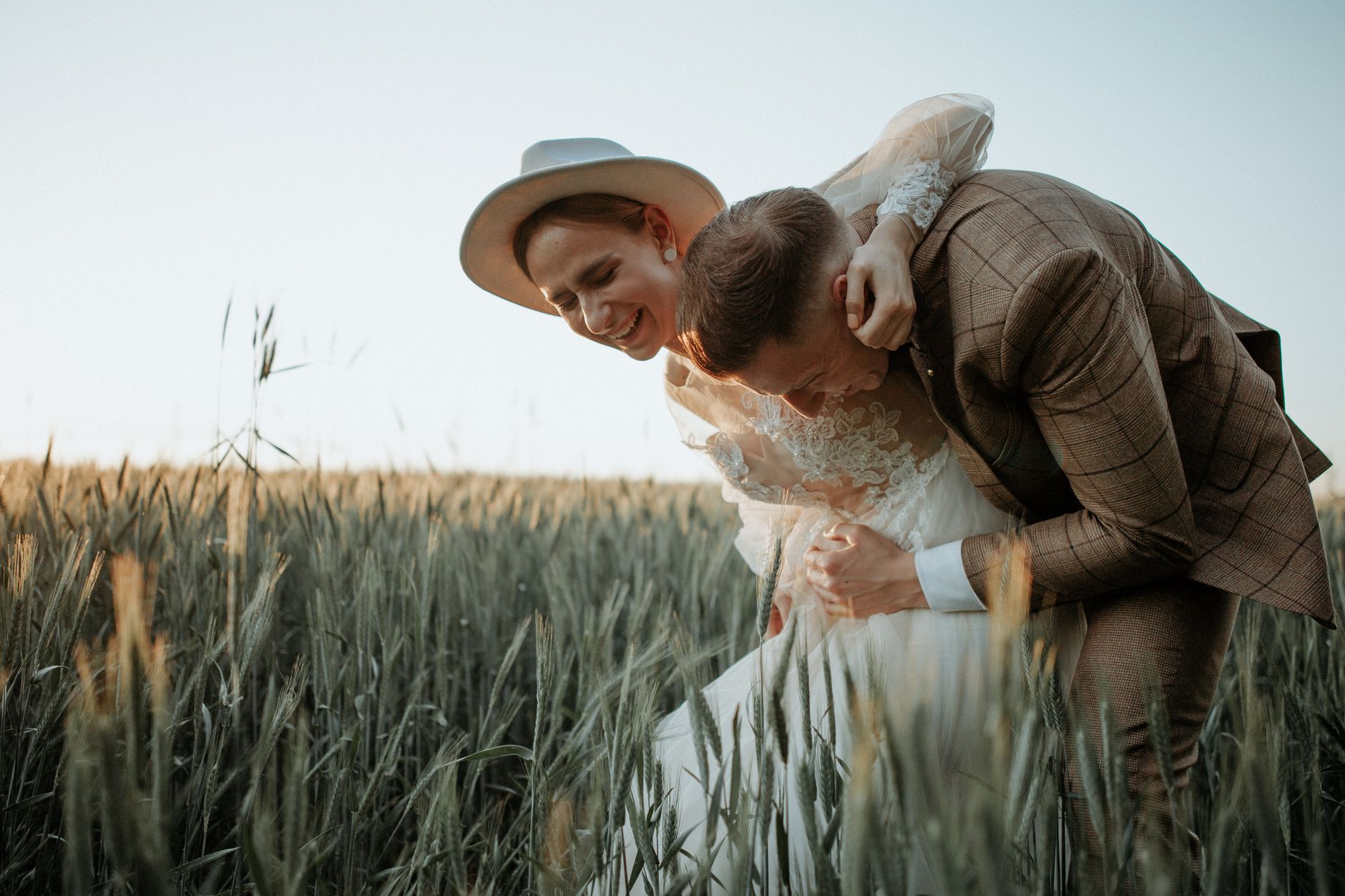 Couple dans les blés au coucher du soleil