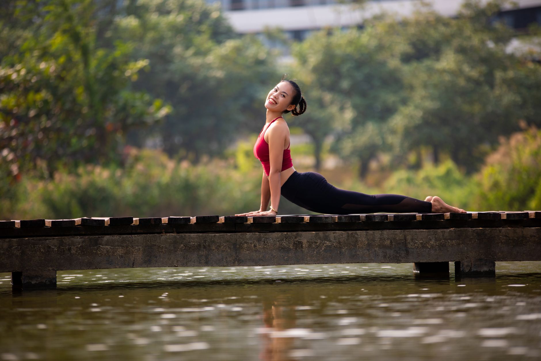 Posture de yoga tenue en conscience